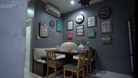 <p>Berbeda dengan ruang tamu dan ruang keluarga yang terlihat elegan, Gilang menggunakan konsep minimalis untuk mengubah ruang kecilnya menjadi ruang makan keluarga dan dapur mini. (Foto: YouTube TAULANY TV)</p>
