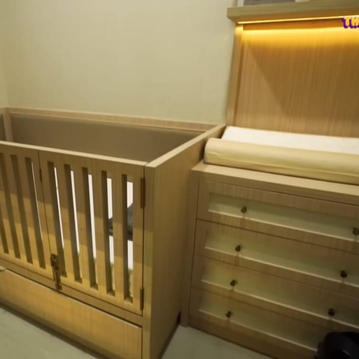 <p>Selain itu, Gilang juga menyiapkan kamar untuk Si Kecil Baby G, lho Bunda. Kamarnya dilengkapi dengan tempat tidur bayi, dan perlengkapan Si Kecil. Tak hanya itu, Gilang dan Adiez juga memasang cctv untuk memantau Si Kecil, lho Bunda. (Foto: YouTube ADIEZ GILANG)</p>