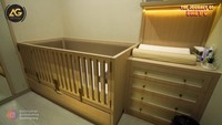 <p>Selain itu, Gilang juga menyiapkan kamar untuk Si Kecil Baby G, lho Bunda. Kamarnya dilengkapi dengan tempat tidur bayi, dan perlengkapan Si Kecil. Tak hanya itu, Gilang dan Adiez juga memasang cctv untuk memantau Si Kecil, lho Bunda. (Foto: YouTube ADIEZ GILANG)</p>