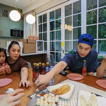 7 Momen Henry Lau Main Ke Andara, Melokal Makan Cireng & Cimol