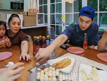 7 Momen Henry Lau Main Ke Andara, Melokal Makan Cireng & Cimol