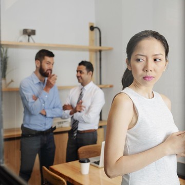 img-title Tips Cerdas yang Harus Dilakukan Saat 'Mendeteksi' Ada Rekan Kerja yang Iri denganmu