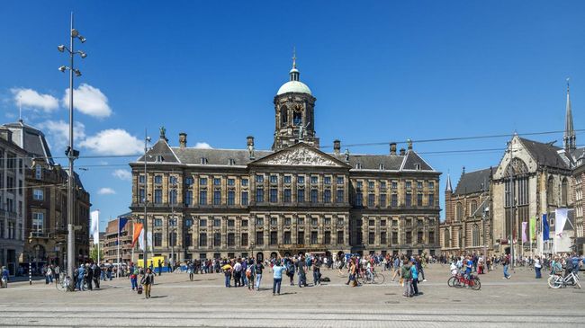 Istanda Dam di Amsterdam, Belanda, kini menjadi salah satu destinasi favorit karena bangunannya yang bersejarah dan megah serta mempertahankan keaslian.