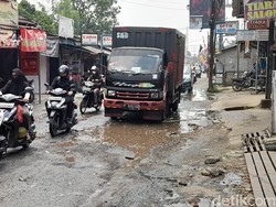 Perbaikan Jl Pabuaran Bogor Belum Mulai Lagi, Jalanan Masih Berlubang