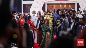Makna Pakaian Adat Paksian Jokowi: Kerukunan dan Harapan