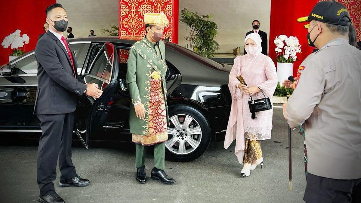 FOTO: Jokowi dalam Balutan Baju Adat Bangka Belitung