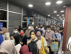 Kedai Kopi di Halte Harmoni Tuai Kritik, TransJ Buka Suara