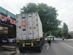 Emak-emak Tewas Tertabrak Truk di Jombang, Sopir Sempat Kabur
