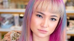 8 Potret Marshanda Tampil Berani dengan Rambut Warna-warni Ala Unicorn!