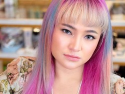 8 Potret Marshanda Tampil Berani dengan Rambut Warna-warni Ala Unicorn!