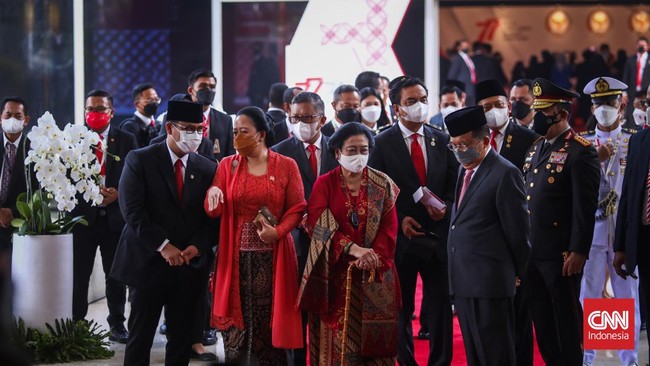 Ketum PDIP Megawati terlihat membalas salam Ketum Demokrat Surya Paloh dengan anggukan saat hadir di Sidang Tahunan MPR, Selasa (16/8).