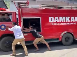 Viral Mobil Damkar Enrekang Kehabisan BBM saat Diterjunkan, 4 Rumah Hangus