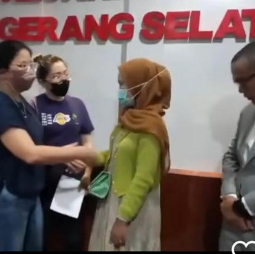 Nangis Histeris, Ini 7 Momen Ibu Pencuri di Minimarket Minta Maaf