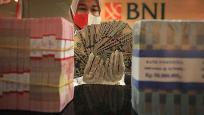 Nilai tukar rupiah ditutup di level Rp15.037 per dolar AS pada Jumat (23/9) sore, melemah 14,5 poin atau 0,10 persen dari perdagangan sebelumnya.