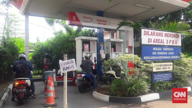 Ekonom menyebut jika pemerintah menaikkan harga BBM subsidi, beban APBN memang bisa berkurang. Tapi di sisi lain, kebijakan itu akan menaikkan kemiskinan.