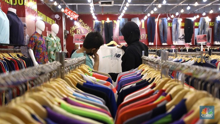 Pengunjung memilih pakaian bekas Import di Mal Slipi Jaya, Jakarta, Selasa (16/8/2022). Pakaian bekas impor menjamur di pasaran hingga masuk ke pusat-pusat perbelanjaan atau Mal di Jakarta dan sekitarnya. (CNBC Indonesia/ Tri Susilo)