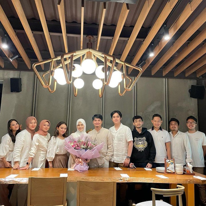 <p>Wanita berdarah Sunda ini juga masih kerap bercengkerama dengan teman-teman dekatnya, nih Bunda.(Foto: Instagram @hennyyrahman)</p>