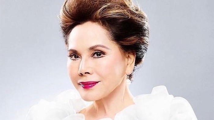 Pesona Dewi Soekarno Mengenakan Gaun Mewah, Tetap Cantik dan Awet Muda di Usia 80 Tahun!