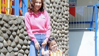 <p>Sarwendah menyempatkan diri untuk mengantar sang bungsu, Thania Putri Onsu, Bunda. Bergaya casual dengan mengenakan atasan pink fanta dan celana jeans yang simple, Sarwendah terlihat sebagai ibu muda yang energi saat jemput anak. (Foto: Instagram: @sarwendah29)</p>