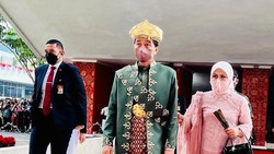 7 Potret Presiden Jokowi Pakai Baju Adat Paksian Bangka Belitung di Rapat MPR