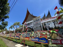 Karangan Bunga Dukungan Koalisi Gerindra-PKB Jejali Gedung DPRD Sumbar