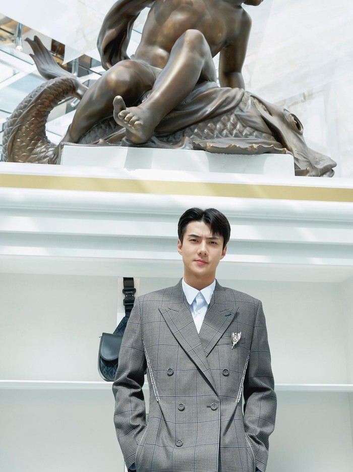 Tak hanya itu saja, Beauties. Belum lama ini, Sehun juga berkunjung ke store Korea Seongsu untuk melihat-lihat koleksi dari Dior terbaru, yaitu Dior Men22 Collection./ Foto: Courtesy of Dior