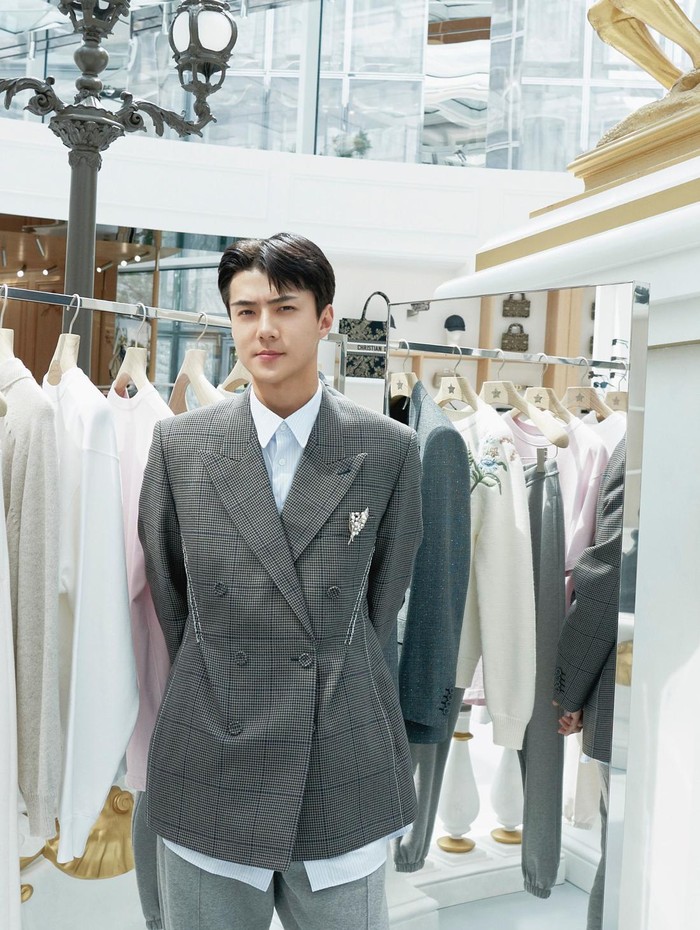 Dalam balutan busana serba putih dan abu-abu, Sehun tampak berkelas dan modis dengan outfit dari rumah mode mewah yang satu ini. Bagaimana menurut kamu penampilan Sehun, Beauties?/ Foto: Courtesy of Dior