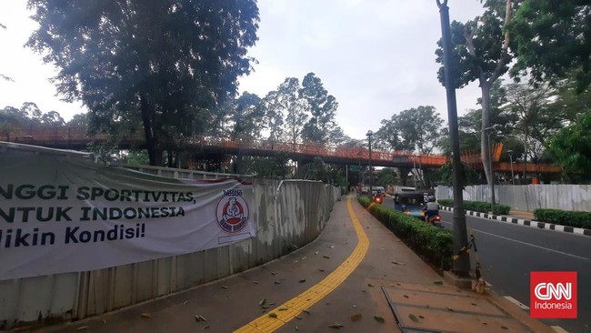 Warga pengunjung Tebet Eco Park berharap seng di sekeliling taman segera dibuka agar pemandangan di lokasi semakin indah.