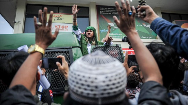 Hakim PT Bandung menyatakan Bahar tidak bersalah dan membebaskannya dari dakwaan pertama primer dan subsider.