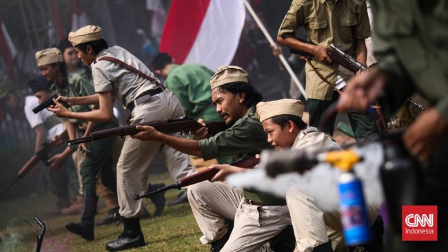 Lalu Hadrian, Wakil Ketua Komisi X DPR, mengatakan penulisan ulang sejarah RI tak Jawa sentris serta tak memakai kata 'ulang' tetapi 'pemutakhiran'.
