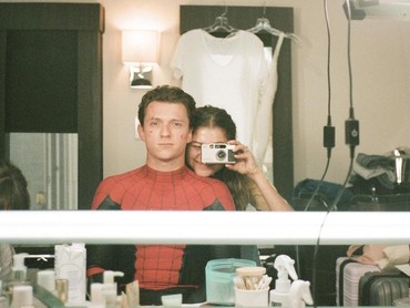 Sweet Banget! Tom Holland Pilih Cek Berita Google soal Zendaya daripada Main IG