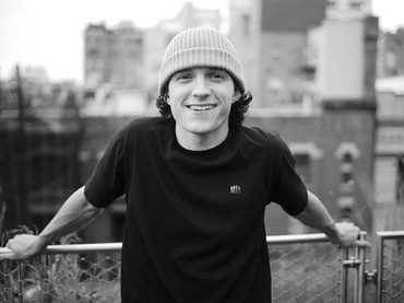 img-title Tom Holland Girang Dapat Tawaran Film dari Christopher Nolan