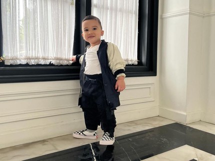 7 Potret OOTD Ukkasya Anak Zaskia Sungkar, Gaya Keren Mirip Ayah Irwansyah