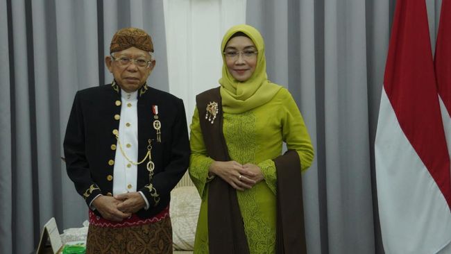Bersama istri, Ma'ruf mengenakan pakaian adat Solo, Jawa Tengah dalam sidang tahunan MPR/DPR RI 2022.