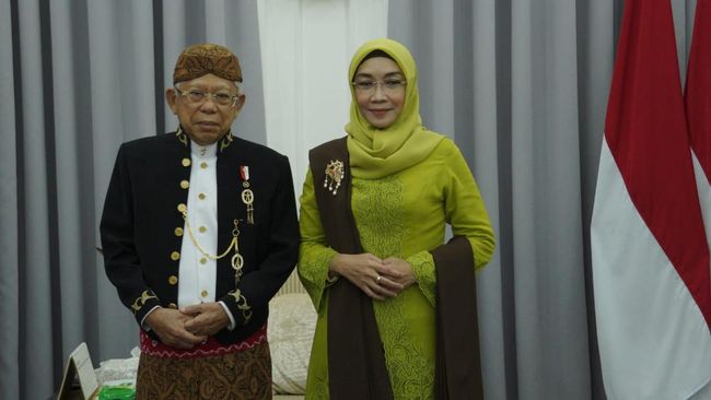 Baju Adat Solo Ma'ruf Amin di Sidang Tahunan MPR/DPR 2022 Bersama istri, Ma'ruf mengenakan pakaian adat Solo, Jawa Tengah dalam sidang tahunan MPR/DPR RI 2022.