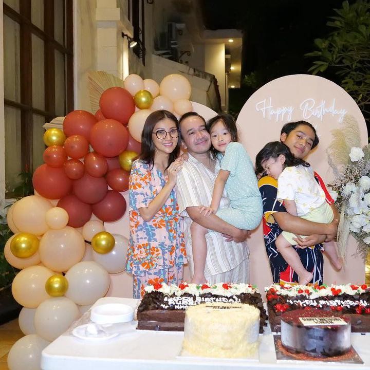 <p>Tanggal 15 Agutus 2022 kemarin, Ruben Onsu merayakan ulang tahunnya yang ke-39, Bunda. Melalui laman instagram pribadinya, ia mengunggah potret bahagia dari momen itu. Tampak ia dikelilingi istri, anak, dan keluarga terdekatnya yang memberinya kejutan. (Foto: instagram.com @sarwendah29 & @ruben_onsu)</p>