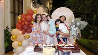 <p>Tanggal 15 Agutus 2022 kemarin, Ruben Onsu merayakan ulang tahunnya yang ke-39, Bunda. Melalui laman instagram pribadinya, ia mengunggah potret bahagia dari momen itu. Tampak ia dikelilingi istri, anak, dan keluarga terdekatnya yang memberinya kejutan. (Foto: instagram.com @sarwendah29 & @ruben_onsu)</p>