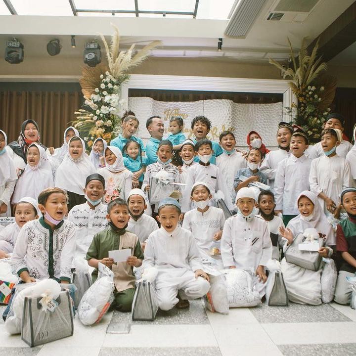 <p>Selain keluarga, Ruben Onsu dan keluarga juga mengundang puluhan anak-anak lain yang dalam foto ini tampak kompak mengenakan baju koko putih. (Foto: instagram.com @sarwendah29 & @ruben_onsu)</p>