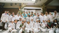<p>Selain keluarga, Ruben Onsu dan keluarga juga mengundang puluhan anak-anak lain yang dalam foto ini tampak kompak mengenakan baju koko putih. (Foto: instagram.com @sarwendah29 & @ruben_onsu)</p>