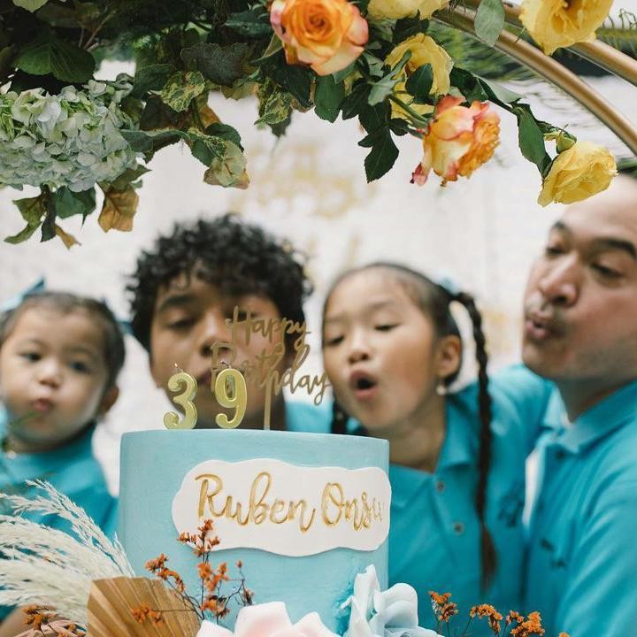 <p>Senyum bahagia tampak di wajah Ruben, Sarwendah, dan ketiga anaknya. Di tengah ujian sakit yang tengah melanda, kebersamaan di hari ulang tahun Ruben ini merupakan salah satu berkah luar biasa. Mereka kompak mengenakan baju berwarna biru. (Foto: instagram.com @sarwendah29 & @ruben_onsu)</p>