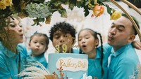 <p>Senyum bahagia tampak di wajah Ruben, Sarwendah, dan ketiga anaknya. Di tengah ujian sakit yang tengah melanda, kebersamaan di hari ulang tahun Ruben ini merupakan salah satu berkah luar biasa. Mereka kompak mengenakan baju berwarna biru. (Foto: instagram.com @sarwendah29 & @ruben_onsu)</p>