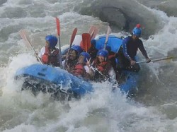 Upacara 17-an di Tepian Trek Arung Jeram yang Menantang