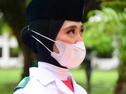 Siswi Banyuwangi Jadi Pembawa Baki Upacara Penurunan Bendera di Istana