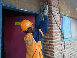 Dapat Bantuan Pasang Listrik PLN Gratis, Sopii Tak Lagi Numpang Ortu