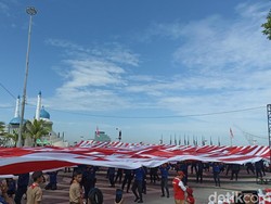 77 Bendera Merah Putih Sepanjang 5 Km Terbentang di Anjungan Losari