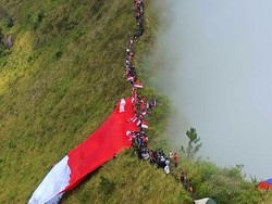 Pesona Sang Saka Raksasa di Puncak Alap-alap