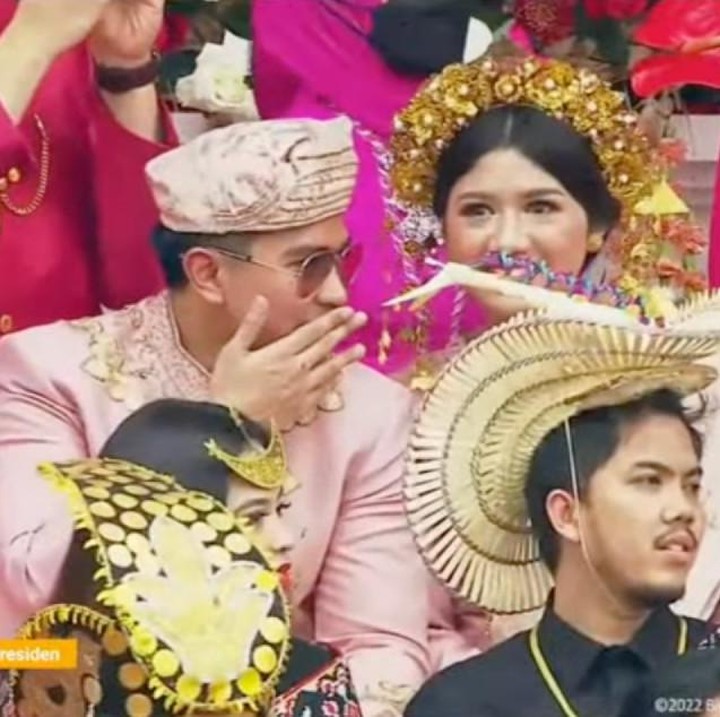 <p>Kaesang yang mengenakan kacatama sepertinya tidak sadar sedang terekam kamera. (Foto: YouTube Sekretariat Presiden)</p>