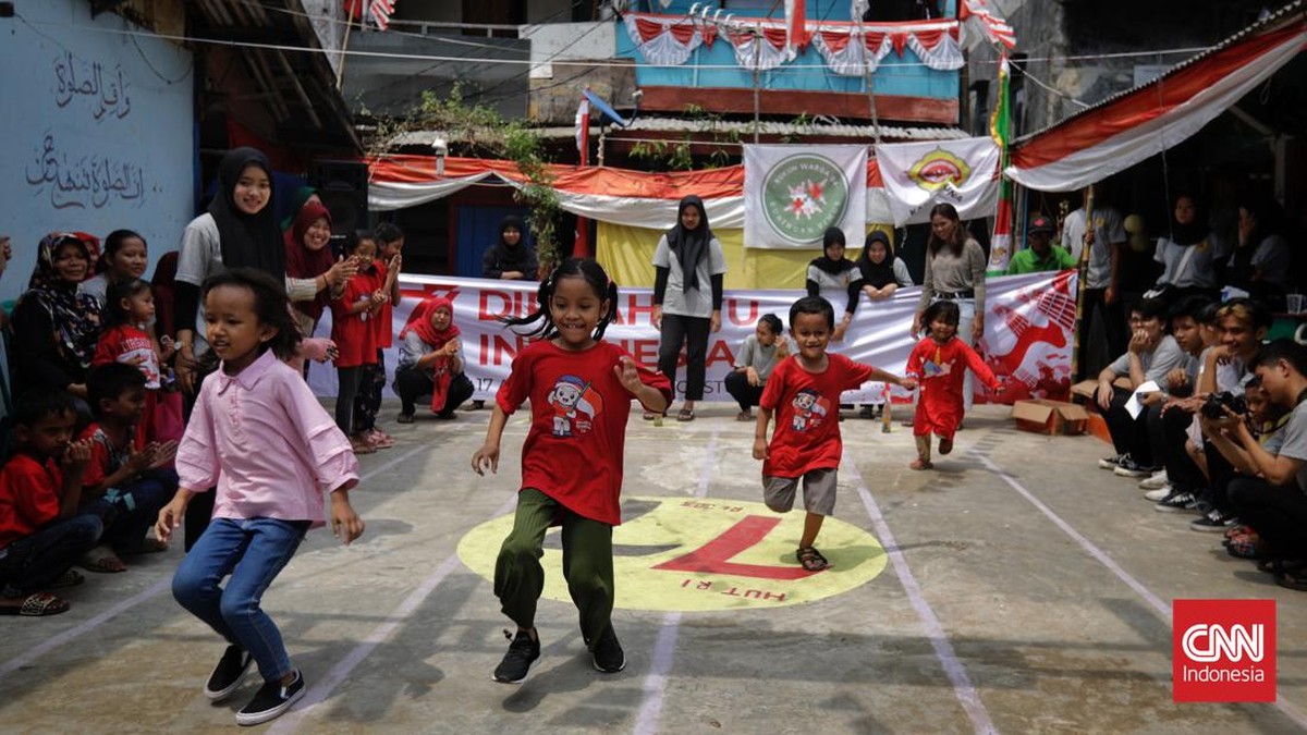 FOTO: Lomba HUT RI Kembali Lagi, Makan Kerupuk Hingga Panjat Pinang