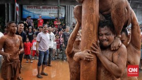 FOTO: Lomba HUT RI Kembali Lagi, Makan Kerupuk Hingga Panjat Pinang