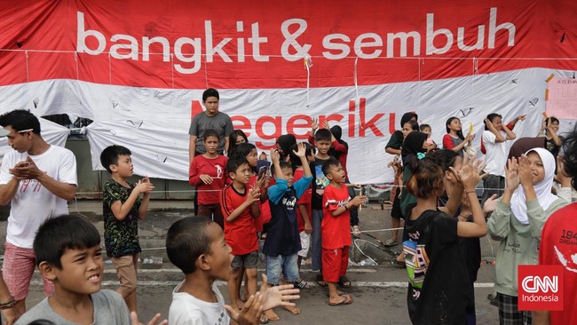 FOTO: Lomba HUT RI Kembali Lagi, Makan Kerupuk Hingga Panjat Pinang